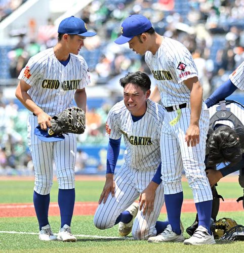 木更津総合―中央学院　準々決勝で敗退し泣き崩れる中央学院の蔵並（中央）＝ＺＯＺＯマリン