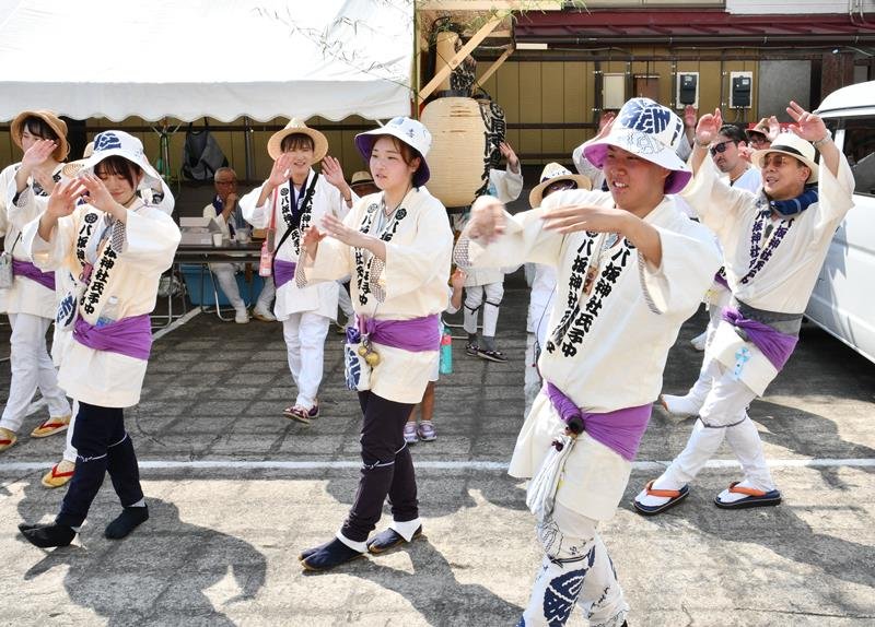 暑さに負けず山車巡行　多古祇園祭開幕　伝統芸能「しいかご舞」も