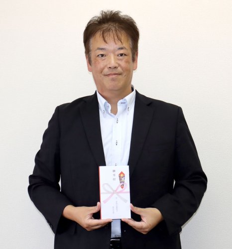 寄付金を持参した信夫支部長