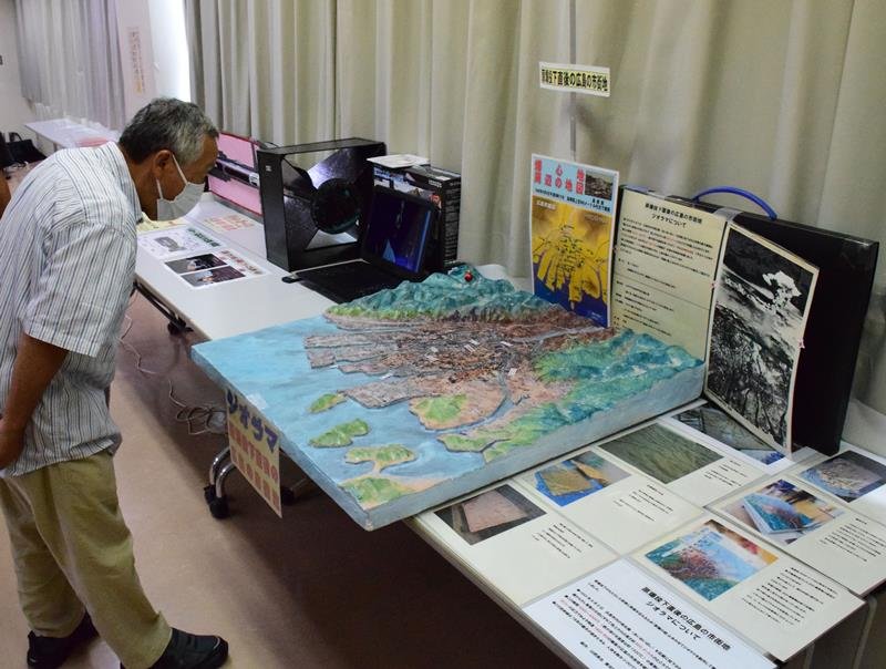 原爆投下直後の広島の市街地を表現したジオラマ＝２６日、長生村文化会館
