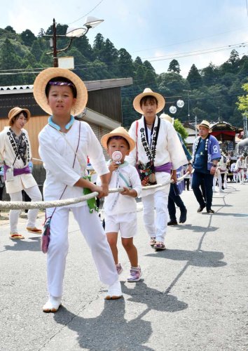 暑さに負けず山車巡行　多古祇園祭開幕　伝統芸能「しいかご舞」も