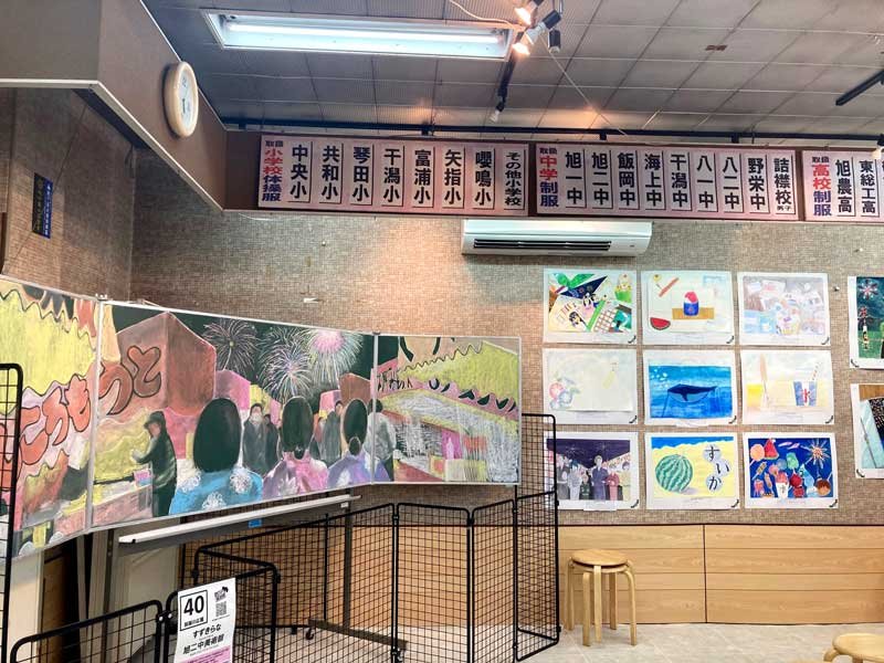 商店街歩きアート満喫　旭で「街ぶら芸術祭」　８月８日まで　５０カ所で展示