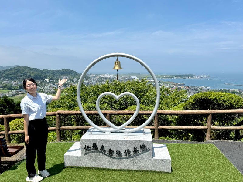 城山公園展望広場に設置された新モニュメント＝館山市
