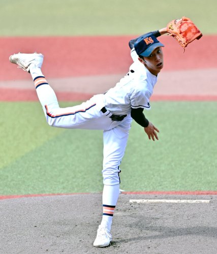 東京学館―木更津総合　力投する木更津総合の石沢＝ＺＯＺＯマリン