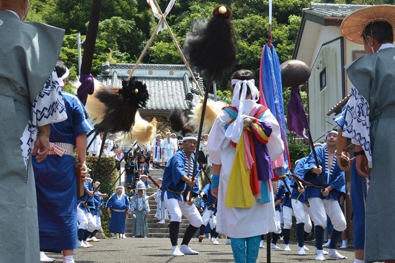 八坂神社を出発した鵜原の大名行列＝２７日、勝浦市
