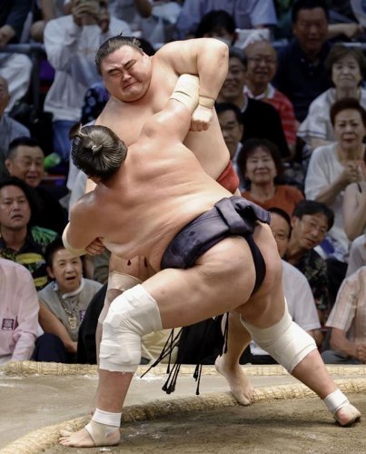 優勝決定戦　隆の勝（奥）が寄り切りで照ノ富士に敗れる＝ドルフィンズアリーナ（共同）