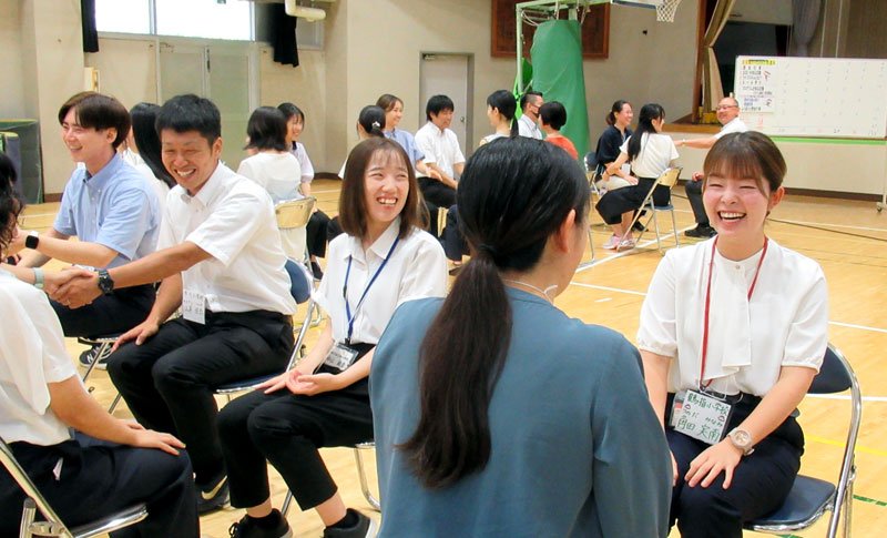 ワークショップに笑顔で参加する教諭ら＝２９日、市川市立中山小学校