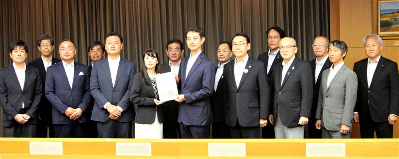 熊谷知事（前列左から５人目）に要望書を手渡す芝田会長（同４人目）＝２９日、千葉県庁
