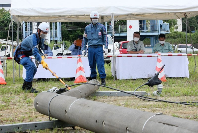 防災訓練で倒れた電柱の通電状況を確認する東京電力の作業員＝２０２２年９月、千葉市中央区