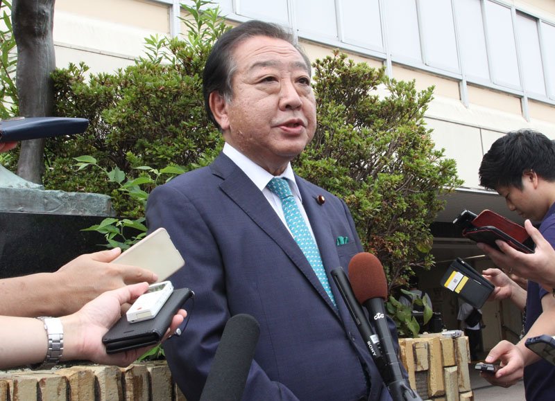 ＪＲ津田沼駅前で立憲民主党代表選への立候補を表明する野田元首相＝２９日午前９時半ごろ、習志野市
