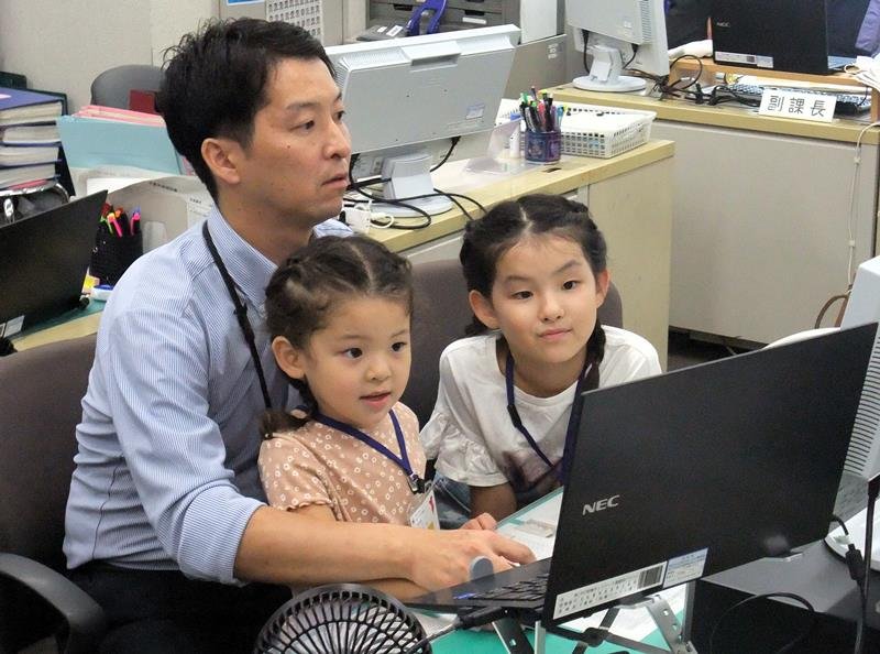 子ども参観日で名刺作りに挑戦する子どもたち＝県庁
