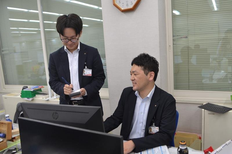 都内企業の開拓へ向け、打ち合わせを行う千葉銀行秋葉原支店の永井係長（左）と井手支店長代理＝東京都千代田区
