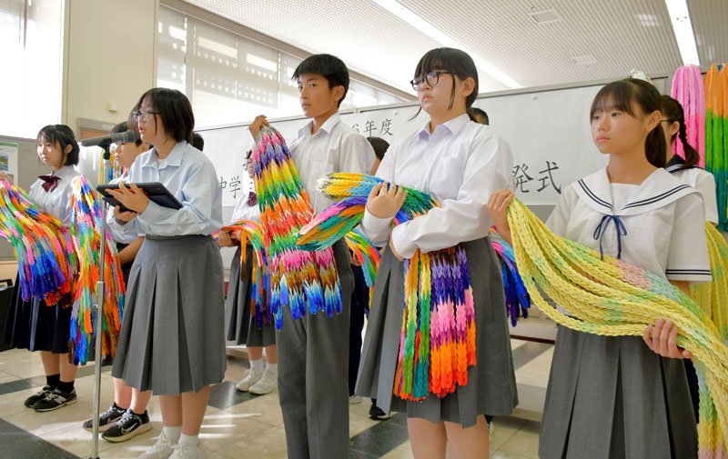 被爆地・長崎で戦争について学ぶことへの意気込みを語る成田市の折り鶴平和使節団の中学生＝市役所