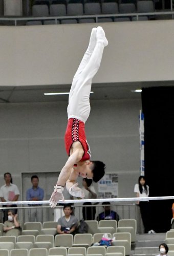 男子決勝で鉄棒の演技をする市船橋の角皆友晴