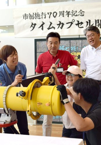 市民も加わって行われたタイムカプセルの開封作業＝４日、習志野市役所