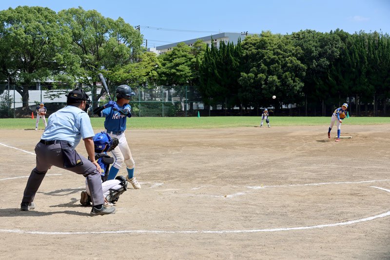 「北京捕夢者」（守備側）と「幕張ヒーローズ」の交流試合＝３日午後、千葉市花見川区
