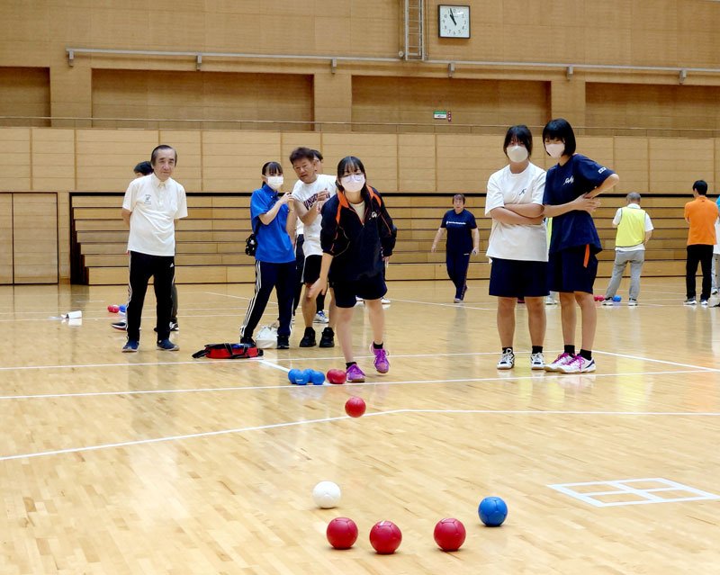 「みんなでボッチャ交流大会」でプレーする国分寺台西中学校の生徒ら＝市原市のゼットエー武道場