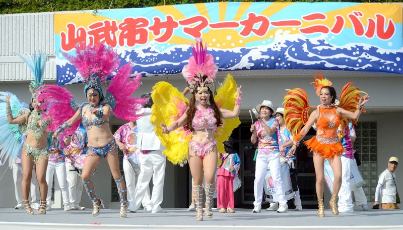 ステージ上でサンバを披露する踊り手＝山武市