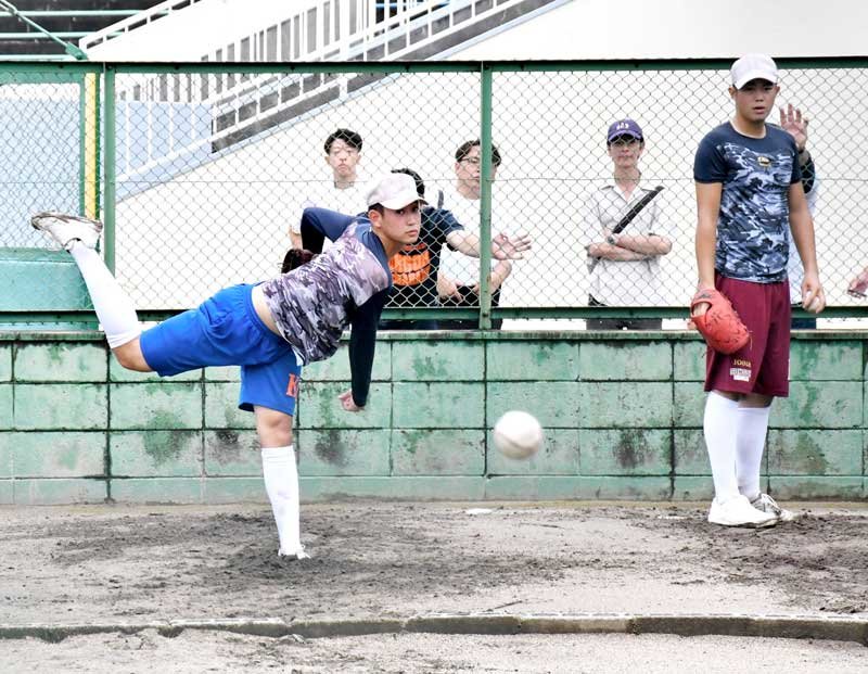 ブルペンで投球練習する木更津総合の千葉（左）と井上＝兵庫県伊丹市