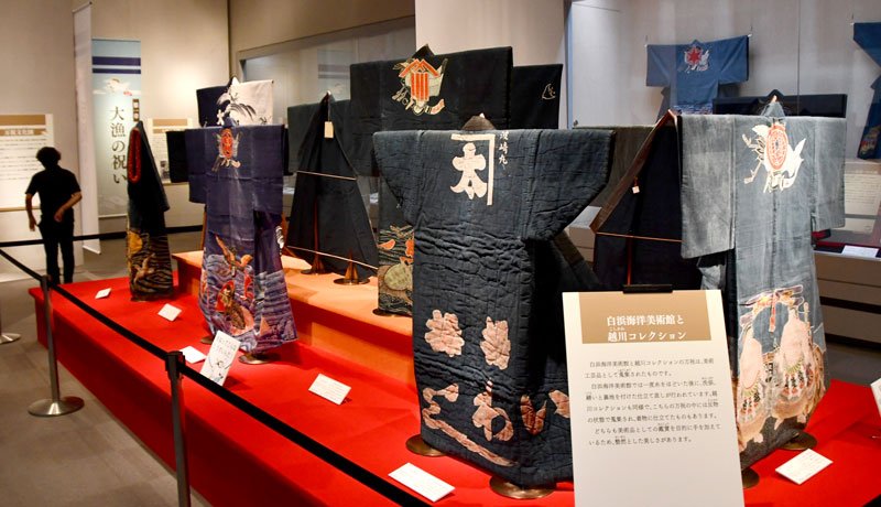 万祝文化圏の祝い着が並ぶ展示会場