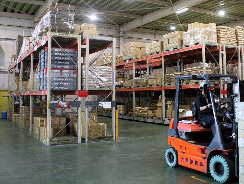 本社の工場で生産された砂糖は全国に出荷される＝千葉市美浜区
