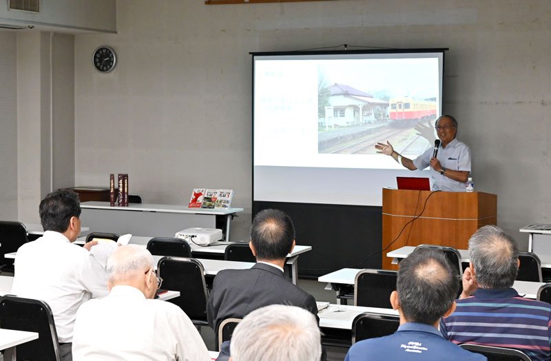 「房総のローカル線」をテーマに講演する鎌田元会長＝千葉市中央区