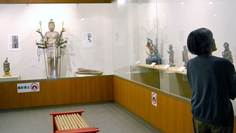 郷土資料館で開かれている企画展「清水寺　秘仏本尊」＝いすみ市