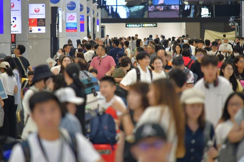お盆休みを海外で過ごす人たちの出国ラッシュが始まり、国際線出発ロビーが混み合う成田空港＝９日午後、成田市
