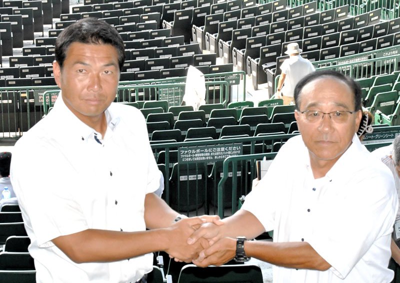 対談で握手を交わす木更津総合の五島監督（右）と神村学園の小田監督＝甲子園