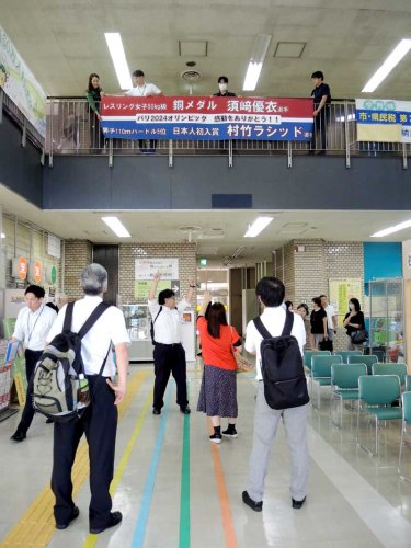 パリ五輪で活躍した松戸市出身の２選手をたたえる横断幕＝同市役所