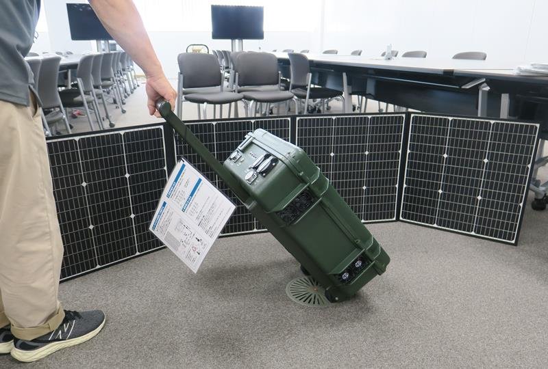 折り畳み式の太陽光パネルとスーツケースのように持ち運べる蓄電池＝１５日、千葉市中央区の千葉市役所