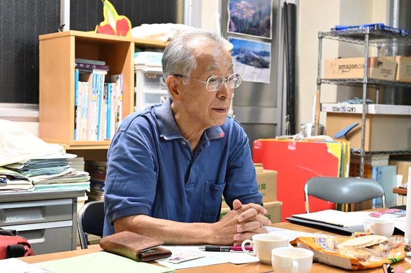 父の苦しみを気付いてあげられなかったと話す鈴木一正さん＝１２日、松戸市