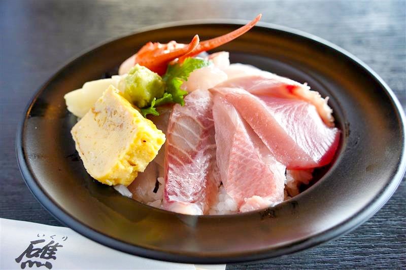 しおさいモバイルオーダーで注文できる海鮮丼「いいちょうしＤｏｏｏｏＮ！！」（ＪＲ東日本千葉支社提供）
