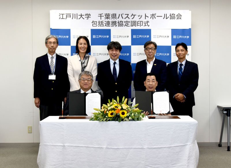 協定書を持つ宮崎学長（前列左）と県協会の大島千明副会長（同右）ら＝流山市