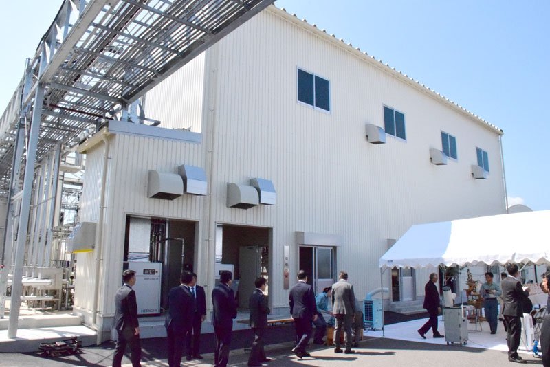 リサイクルによるヨウ素の増産に向け、新たに整備した燃焼炉＝５日、長生村