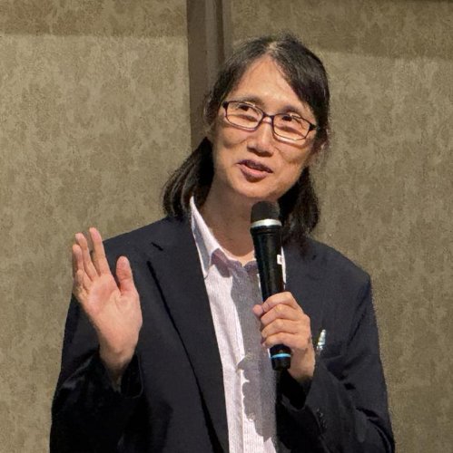 千葉政経懇話会８月例会で講演する谷藤氏＝２３日、千葉市中央区のホテル
