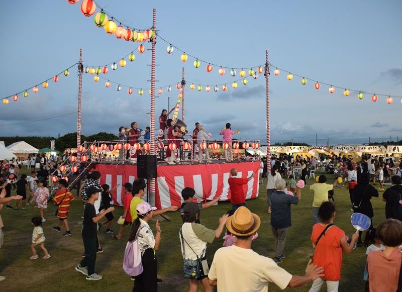 やぐらの周りで白子音頭を踊る来場者＝２５日、白子町
