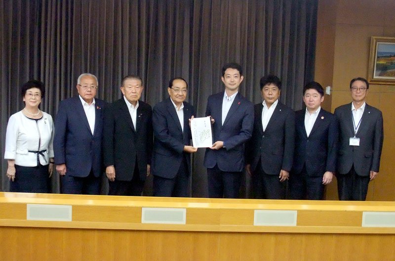 熊谷知事（右から４人目）に要望書を提出した太田市長（同５人目）＝２３日、県庁
