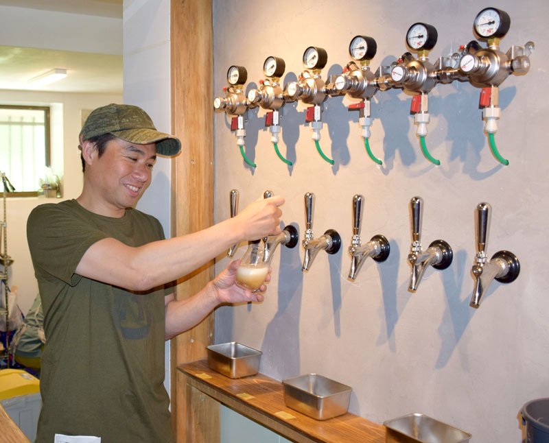 ながら木こりんブルワリーを開業させた井上さん＝長柄町