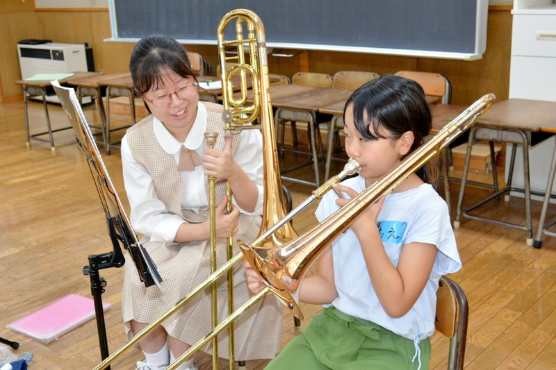 演奏の心得児童に伝授　夏休み　地元小と音楽交流　大多喜高吹奏楽部