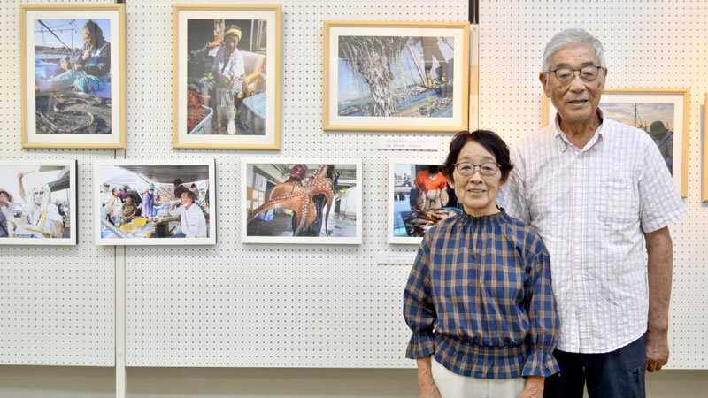 写真展を開催している宮原さん夫婦＝いすみ市