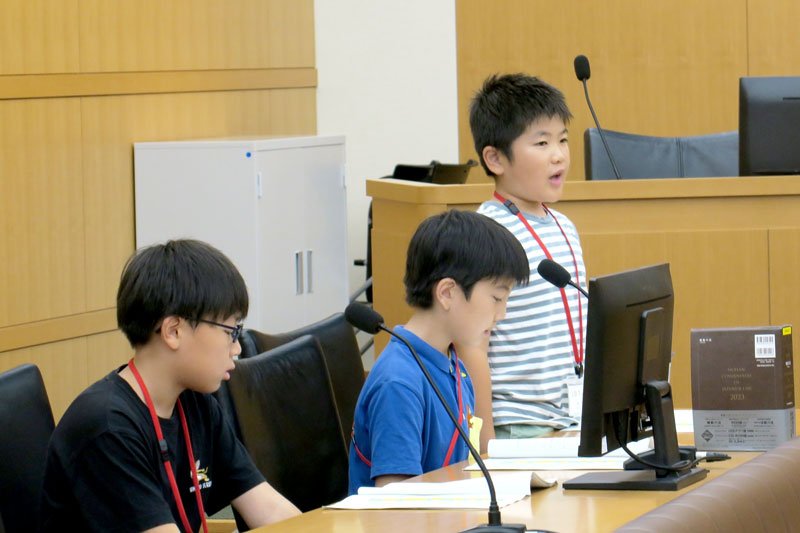 弁護人役で被告の無罪を主張する小学生＝千葉市中央区の千葉地裁