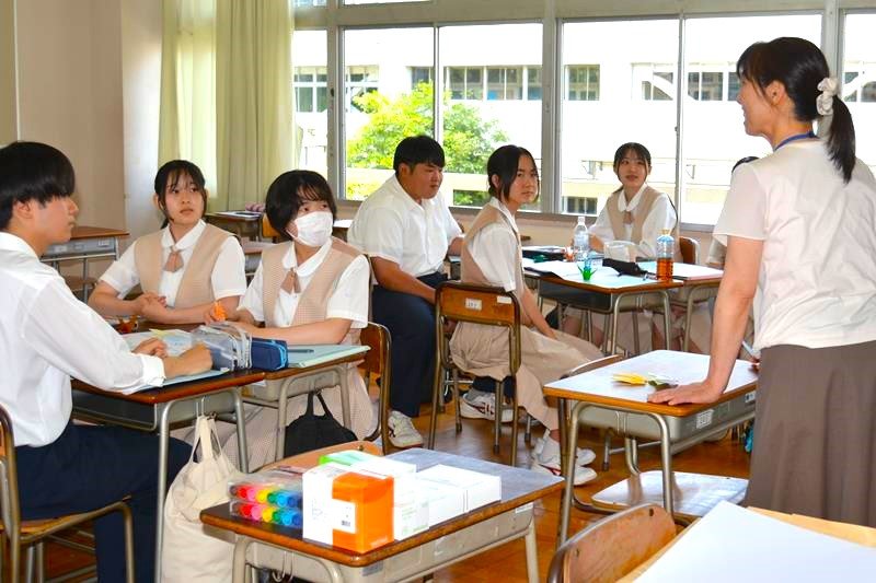 石橋さんから学校現場を聞く大多喜高生＝大多喜町
