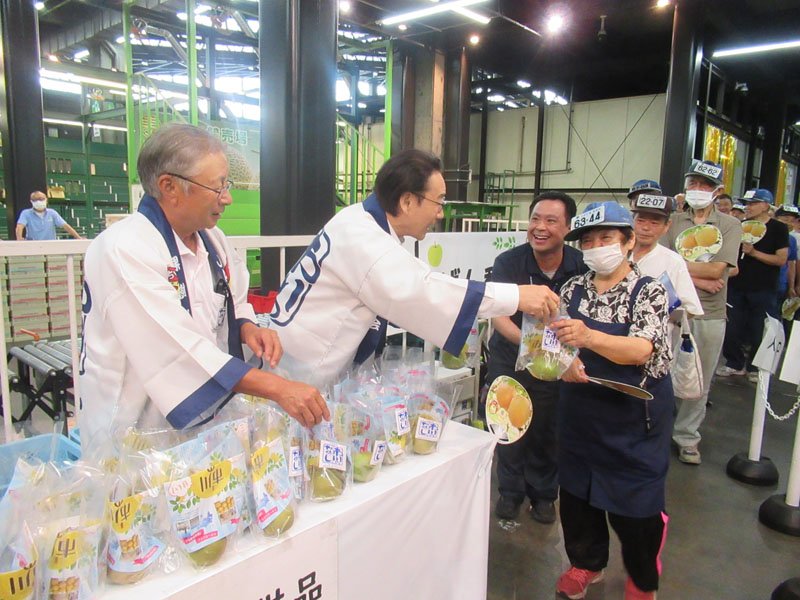 「市川のなし」を試供品として配る田中市長（左から２人目）＝３日、大田市場