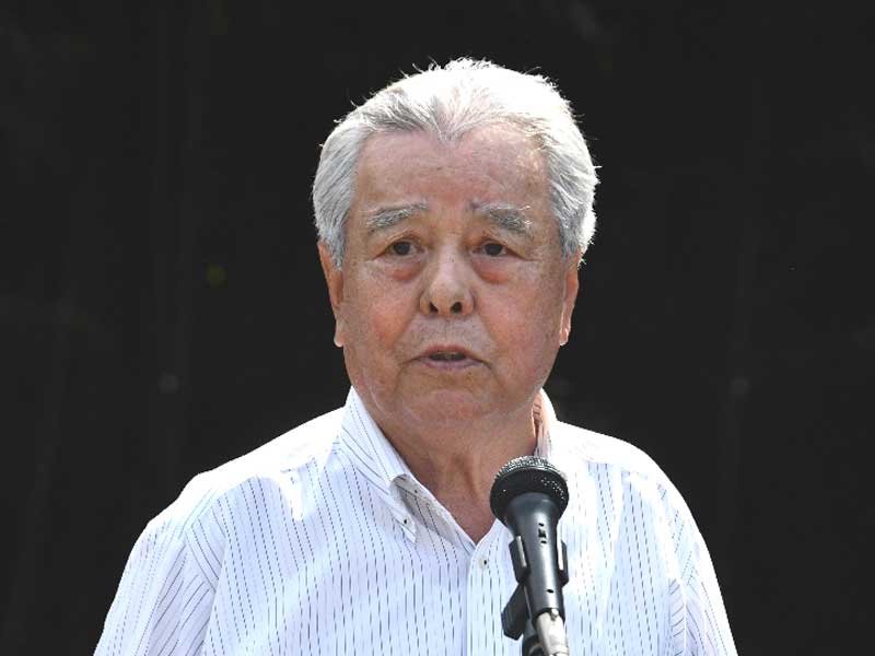 事件から１０１年の追悼行事であいさつする市川さん＝６日午前、野田市