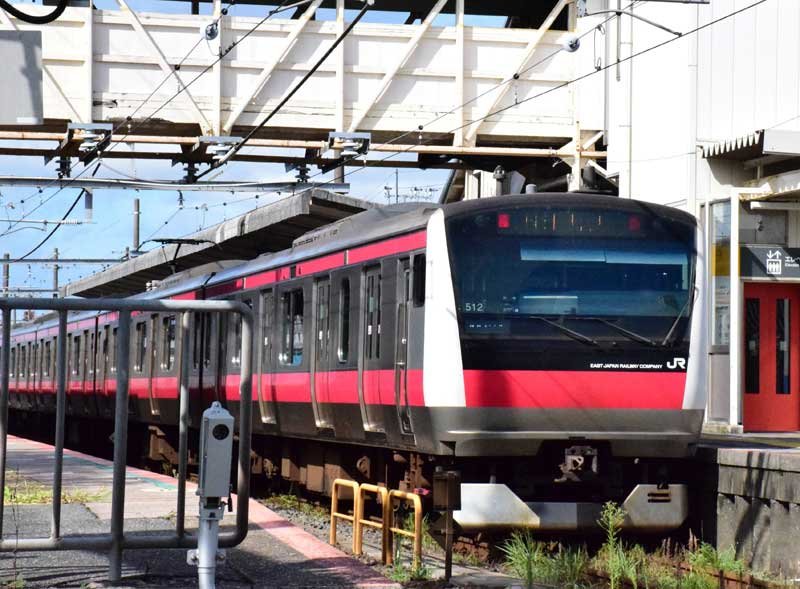 ＪＲ上総一ノ宮駅から東京駅に向けて出発する京葉線直通電車＝２日、一宮町