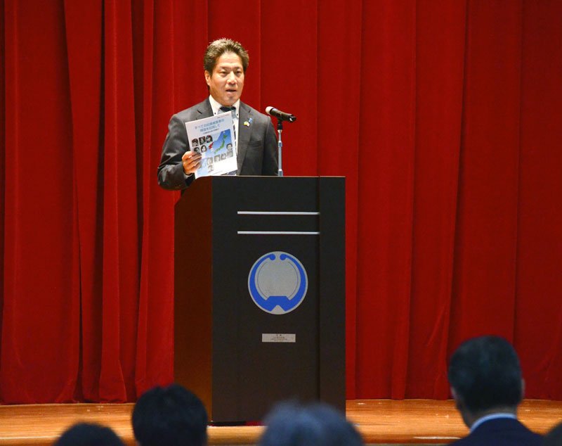 講演で、北朝鮮による日本人拉致問題の解決を求める横田哲也さん＝３１日、大網白里市