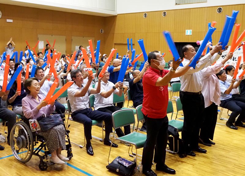 ボッチャ団体で、広瀬選手の３大会連続のメダル獲得が決まり、歓喜に沸く市民＝５日、君津市