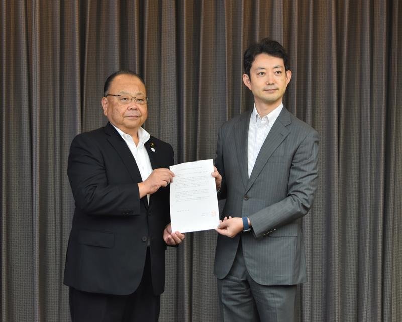 協力要請の文書を熊谷知事（右）に手渡した西田市長＝１３日、千葉県庁
