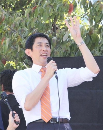 街頭演説で支持を訴える自民党の小林氏＝１３日、ＪＲ津田沼駅前
